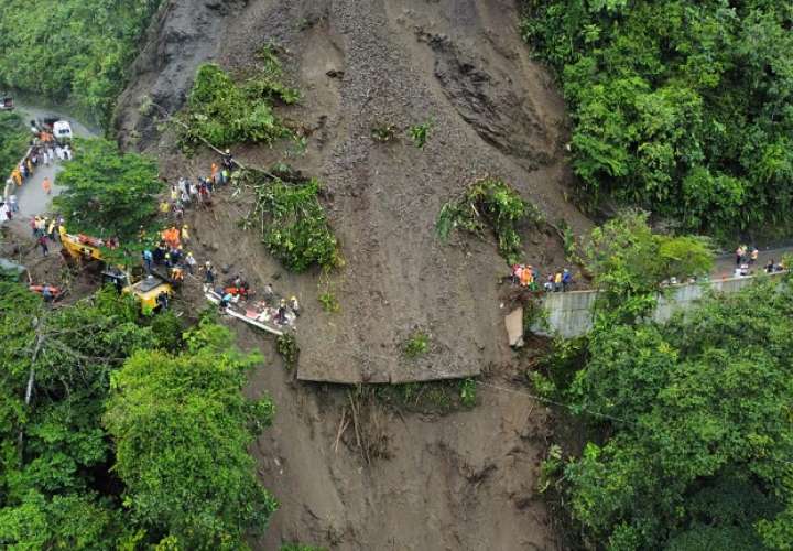 Bomberos, Cruz Roja y Policía Nacional, realizan operaciones de búsqueda en un deslizamiento de tierra registrado en el sector El Ruso,   vía  Chocó.