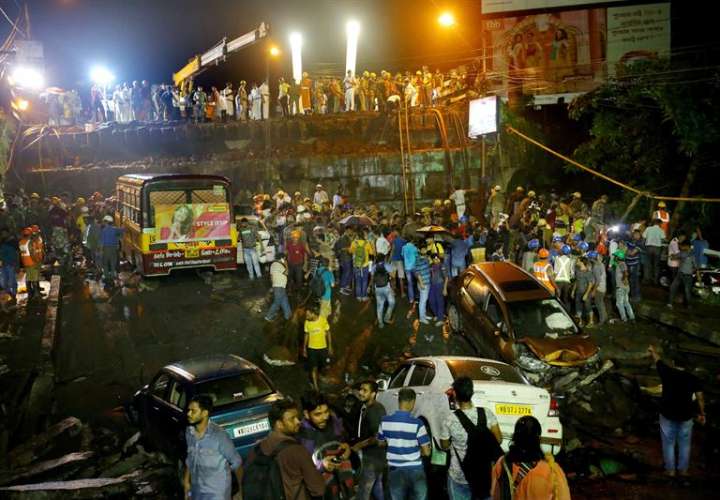 Miembros de fuerzas de rescate y efectivos del ejército indio trabajan en las labores de rescate de posibles víctimas en el lugar en el que un puente se ha derrumbado en Calcuta (India). EFE