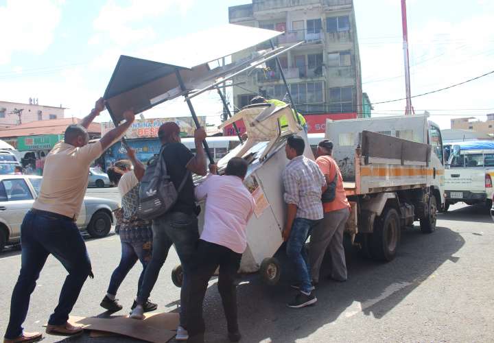 Desalojan vendedores con permisos vencidos de servidumbre pública en La Chorrera