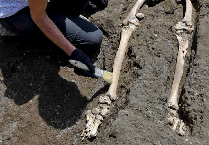 Antropóloga examina los restos óseos de un nuevo esqueleto, descubierto hace unos días, perteneciente a una de las víctimas de la erupción del Vesubio que sepultó hace dos milenios a la mítica ciudad de Pompeya, en Nápoles, Italia. EFE