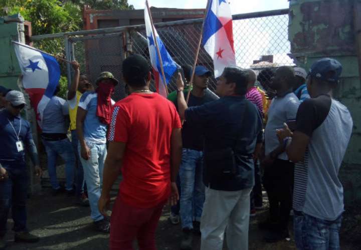 Desempleados de Colón salen a la calle para exigir reactivación de proyectos