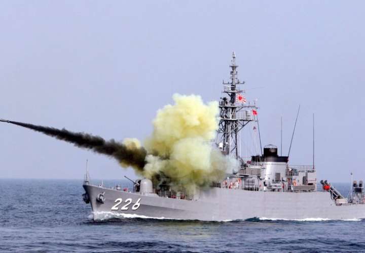Un destructor de la Fuerza Marítima de Autodefensa de Japón (JMSDF, siglas en inglés) lanza un cohete en la Bahía de Sagami, al sur de Tokio, Japón, en una foto de archivo. EFE