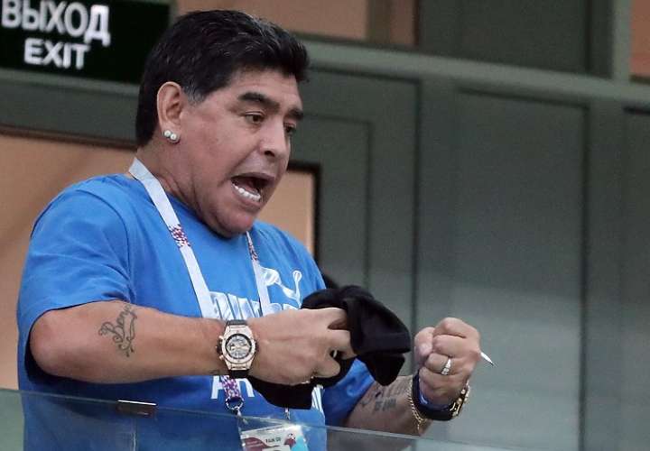 Diego Armando Maradona anima desde la tribuna en el partido entre Argentina y Nigeria./EFE