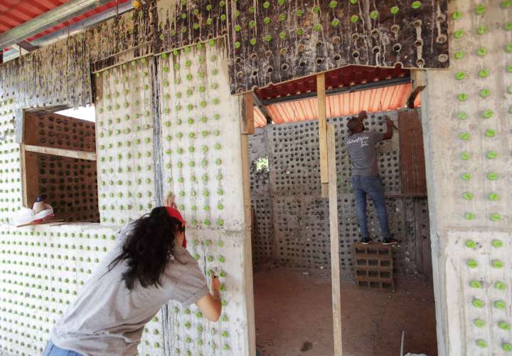 Diez mil botellas de plástico para levantar una casa comunal en Panamá
