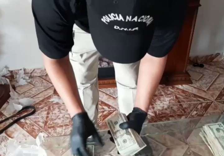 Dinero, armas y detenidos tras allanamientos en Colón  [Video]