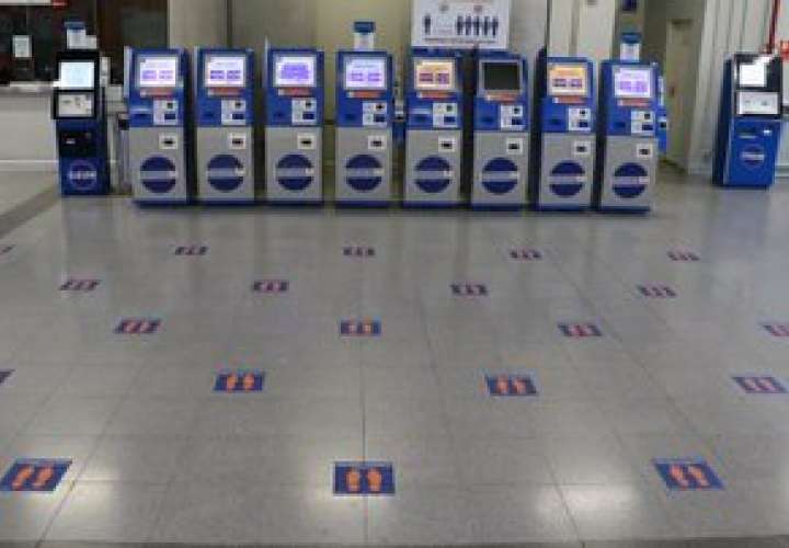 Metro de Panamá señaliza distanciamiento que deben mantener usuarios