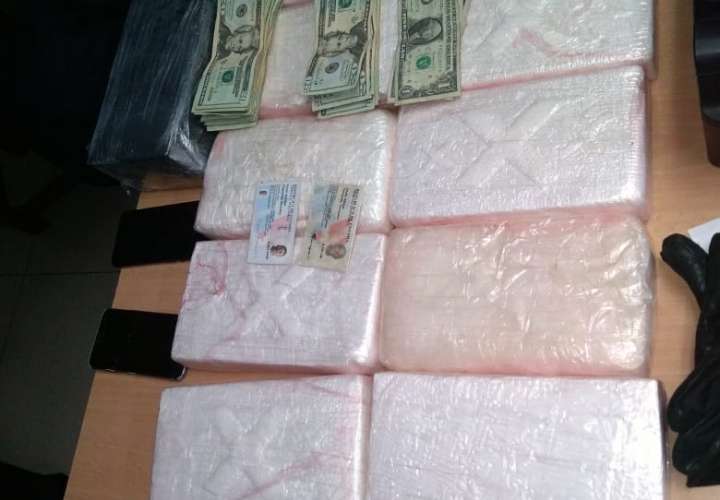Pillan a pareja con 12 paquetes de droga y dinero en El Martillo