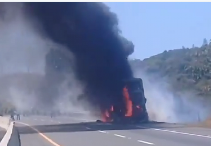 ¡Se salvaron de morir! Bus de la ruta David-Panamá se incendia en Veraguas 