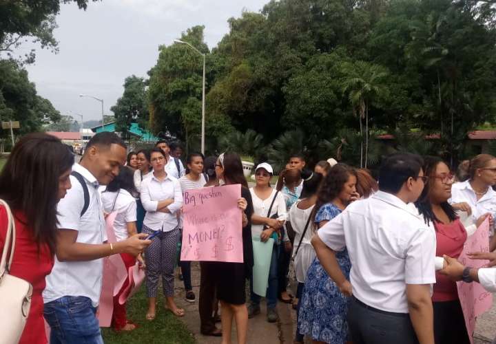 Docentes de Panamá Bilingüe protestan por pago de quincenas