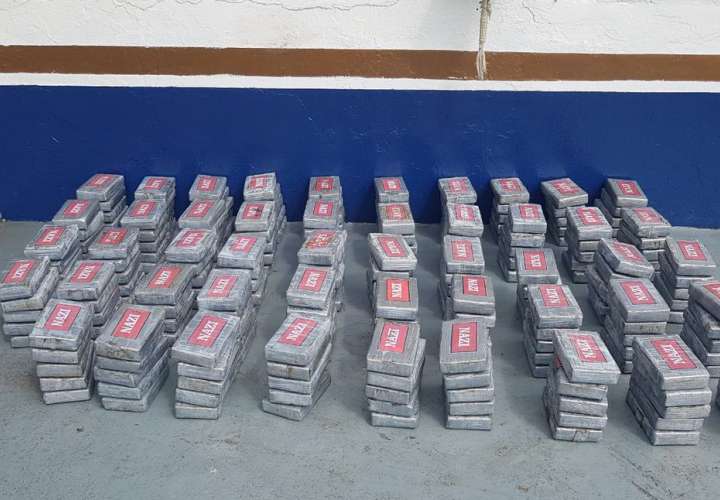 Incautan 245 paquetes de droga en buque de marina mercante