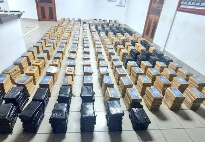 Hallan más 1,000 paquetes de droga en "narcoauto" en Colón