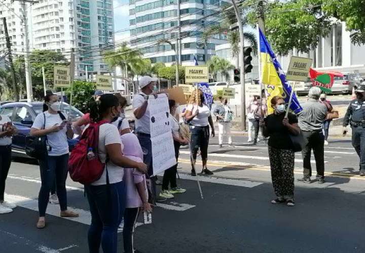 Exfuncionarios de Registro Público protestan para exigir pagos 