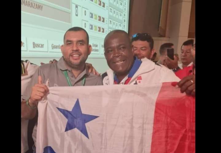 Luis Cantillo (i) y el representante de Curundú Senén Mosquera, participantes en este mundial.