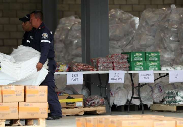 Autoridades organizan el cargamento con la ayuda humanitaria para Venezuela , en un centro de acopio dispuesto en el puente internacional de Tienditas, en Cúcuta (Colombia). EFE/Archivo