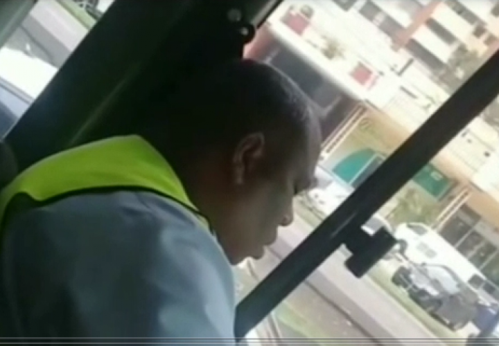 Captan a conductor de metrobús dormido frente al volante