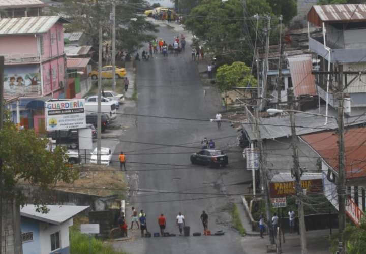 Moradores de San Miguelito exigen entrega de bolsas de alimentos y bonos