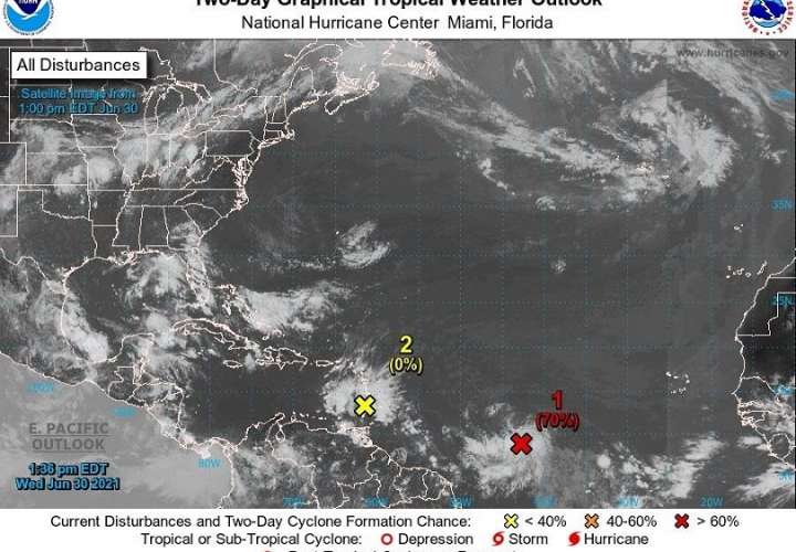 Los meteorólogos de EE.UU. vigilan este miércoles una onda tropical en las Antillas Menores y un sistema de baja presión en el Atlántico que podrían convertirse en los próximos días en una depresión y afectar, en algún momento, las tareas de rescate. EFE