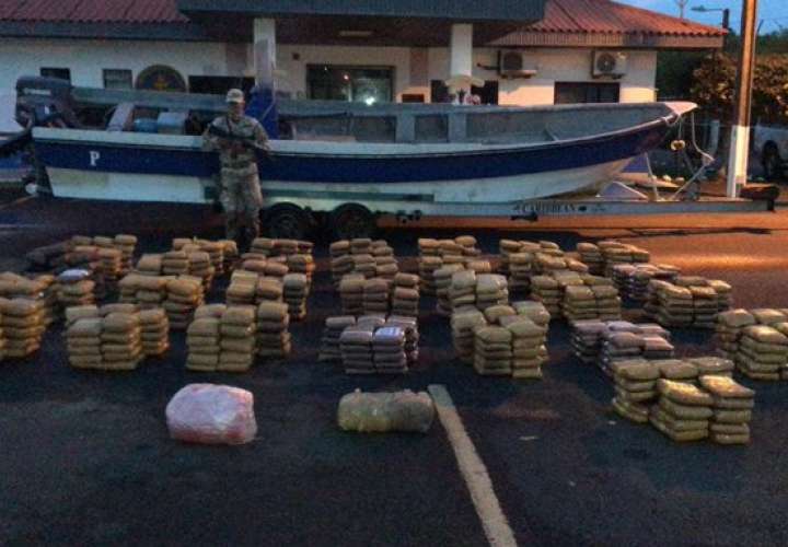 Capturan a 3 colombianos en lancha rápida con 735 paquetes  de droga