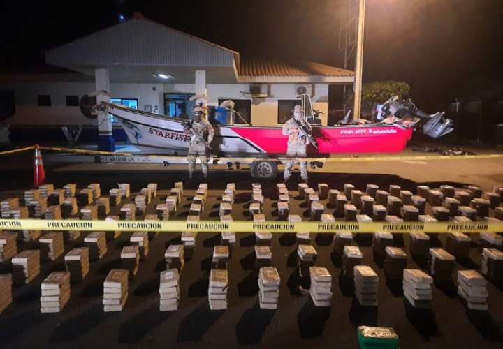 Interceptan narcolancha con 843 paquetes de droga en Punta Mala