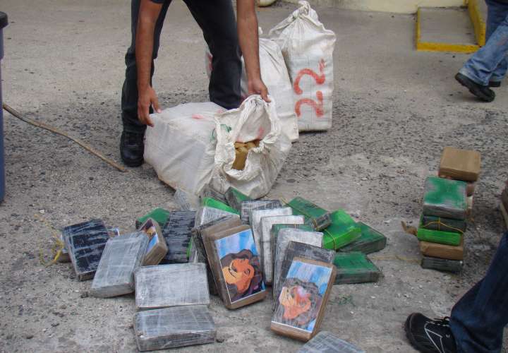 Dos colombianos a la chirola por traficar 43 paquetes de droga en embarcación