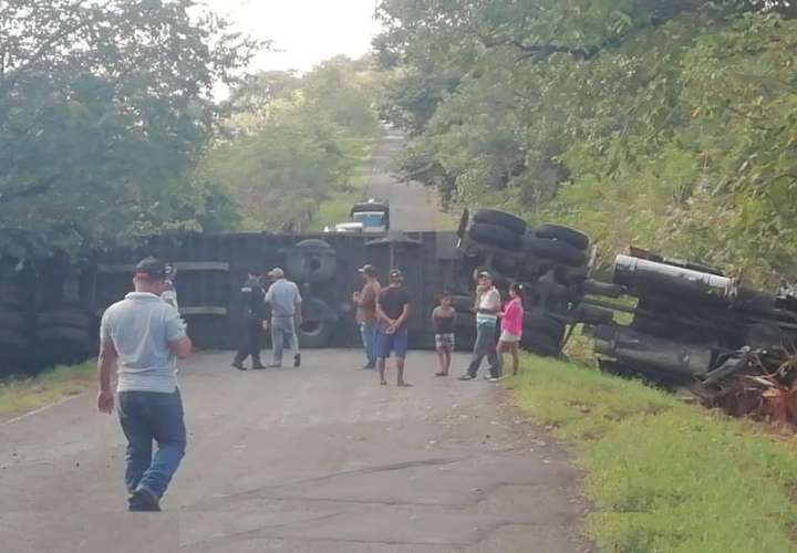 Camión se vuelca y obstruye vía hacia Mariato, en Veraguas