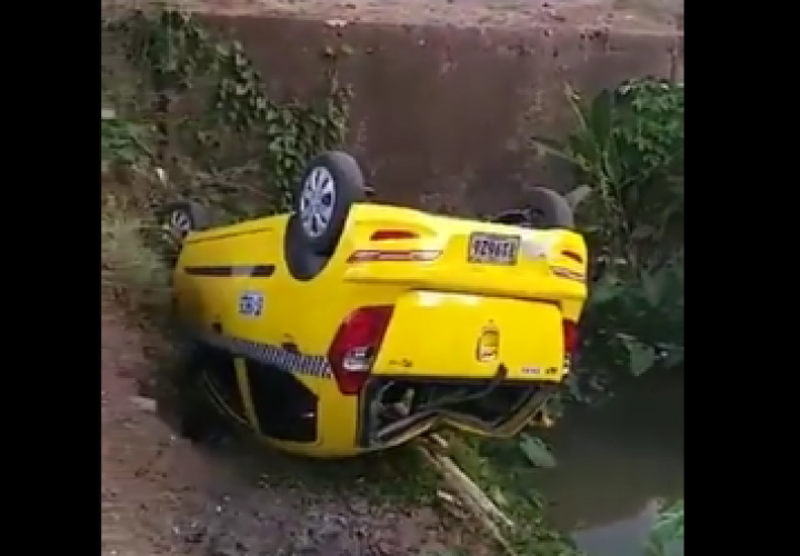 ¡Tremendo susto!  Conductor de taxi y estudiante terminan en una cuneta [Video]