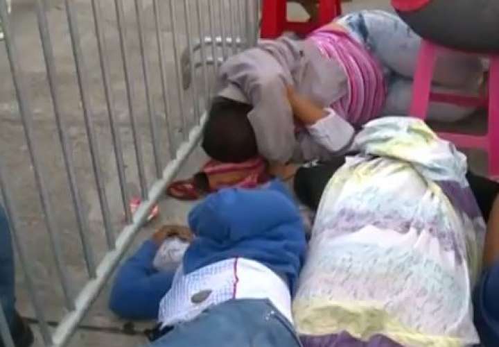 Mujeres duermen en el suelo para comprar el jamón a 8 dólares