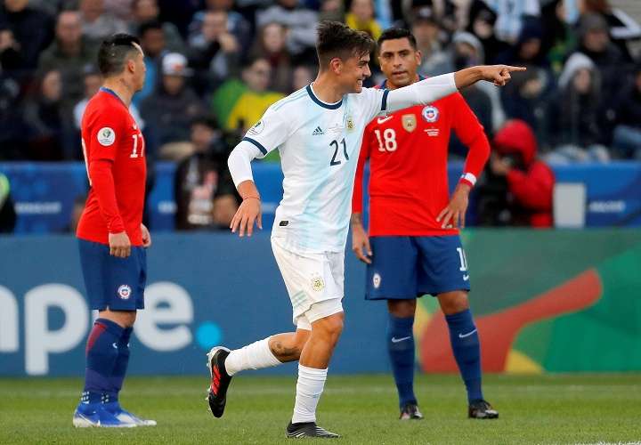 El jugador de Argentina Paulo Dybala celebra un gol, durante el partido Argentina-Chile por el tercer puesto de la Copa América. Foto: EFE