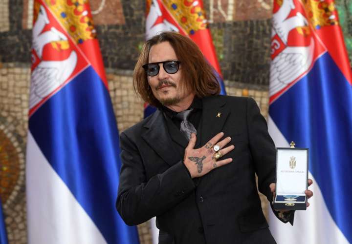  Johnny Depp, condecorado en Serbia tras todos los escándalos
