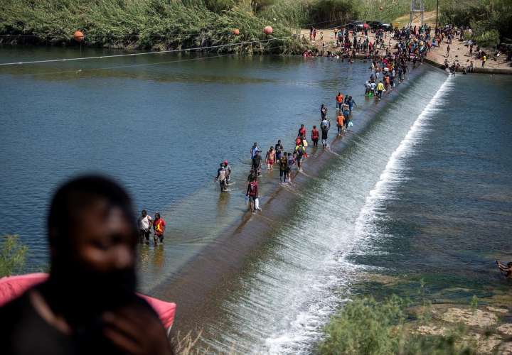 EE.UU. empieza a deportar a los haitianos retenidos en puente en la frontera