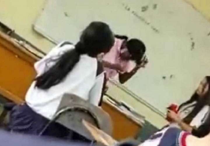 Estudiante le revienta un huevo en la cabeza a su profesora