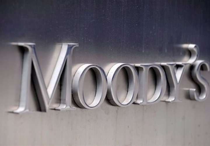 Fotografía de archivo del logo de la agencia de calificación Moody's en la fachada de su sede en Nueva York (EE.UU.). 