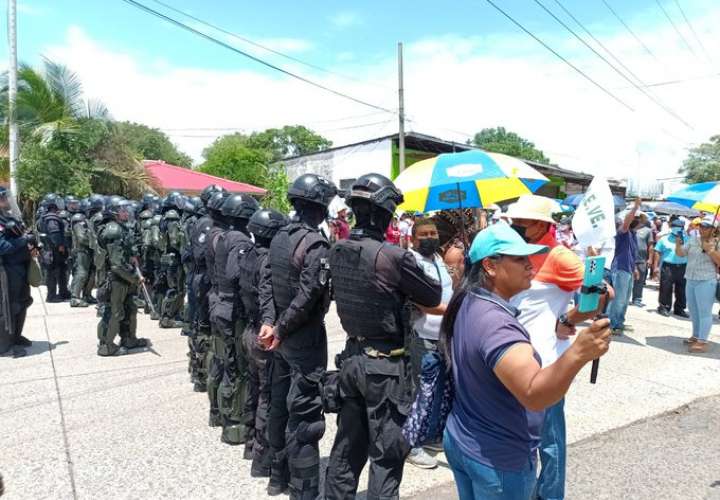 Marcha de docentes en Veraguas es interceptada por policías [Video]