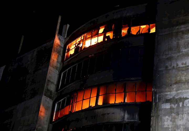  Al menos 52 muertos y 25 heridos en uno de los peores incendios de Bangladesh