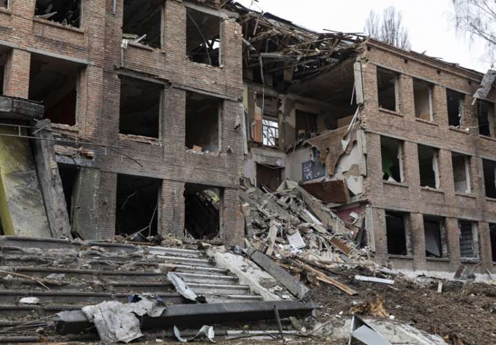 Vista general de un edificio destruido e Ucrania tras bombardeo ruso. EFE