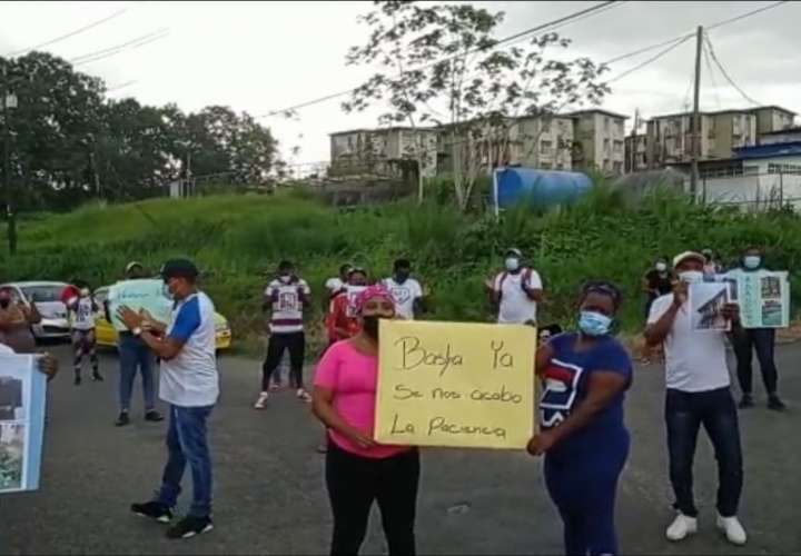 Moradores de Río Alejandro protestan por mal estado de edificios multifamiliares
