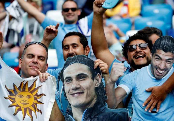  Aficionados uruguayos muestran una efigie de Cavani, antes del partido Uruguay-Francia, de cuartos de final del Mundial de Fútbol de Rusia 2018, en el Estadio de Nizhni Nóvgorod de Nizhni Nóvgorod, Rusia. Foto EFE
