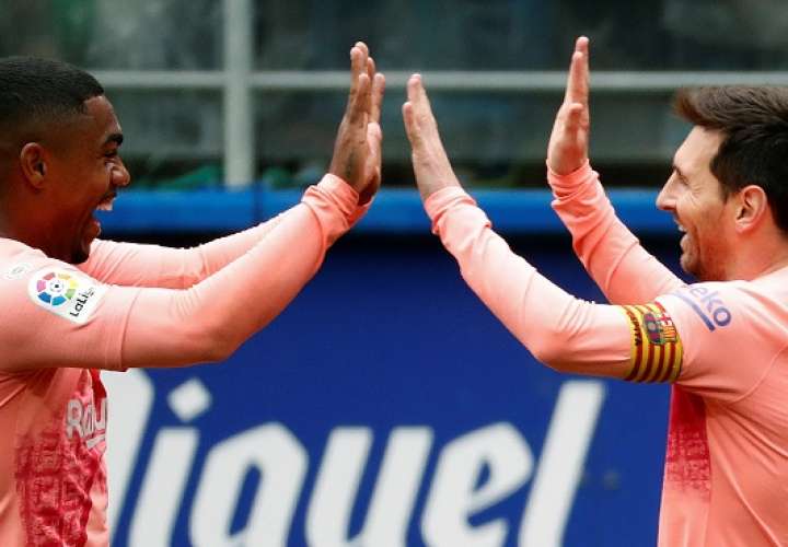 El delantero argentino del Barcelona, Lionel Messi (d), celebra su primer gol ante el Eibar. /EFE