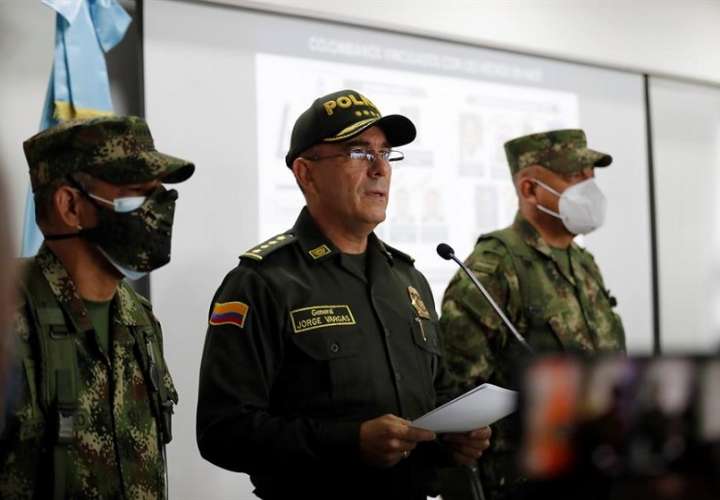 El general Jorge Luis Vargas (c) director de la Policía de Colombia, habla durante una rueda de prensa, el 9 de julio de 2021, en Bogotá (Colombia). EFE