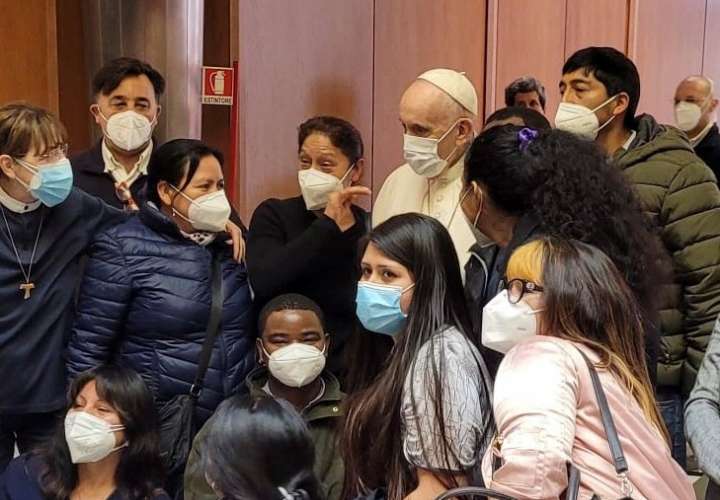 El papa visita a las personas sin hogar que se vacunan en el Vaticano