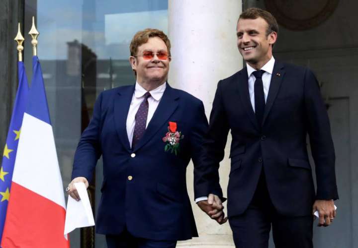 Elton John recibe galardón en Francia y recalca su lucha contra el sida