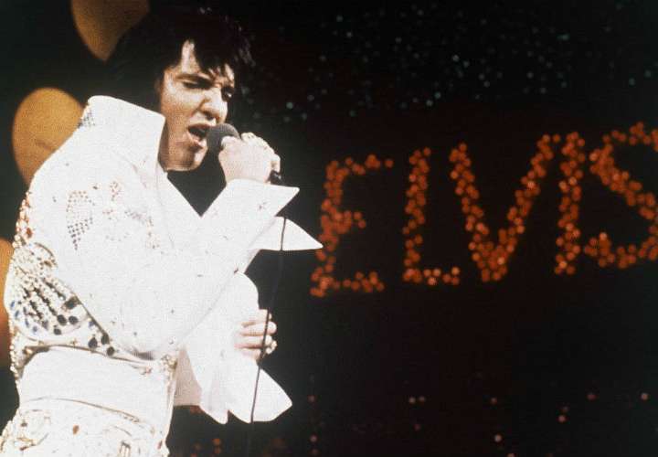 Fanáticos de Elvis Presley visitan su tumba en el 41 aniversario de muerte