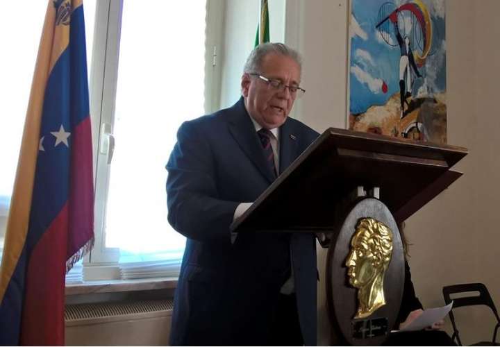 El embajador venezolano en Italia, Julián Isaías Rodríguez Díaz, durante la conferencia de prensa en la que denunció las medidas adoptadas por bancos internacionales para estrangular al Gobierno de Caracas y que impiden la transferencia de fondos. EFE