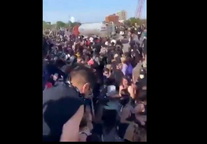 Cisterna embiste a manifestantes que marchaban por muerte de George Floyd -Video