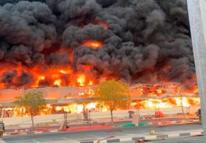 Alerta en Emiratos Árabes Unidos por un gran incendio en la ciudad Ajmán