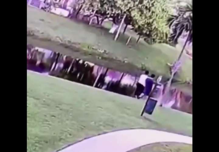 Madre empuja a su hijo a un canal, horas antes de ser encontrado muerto (Video)