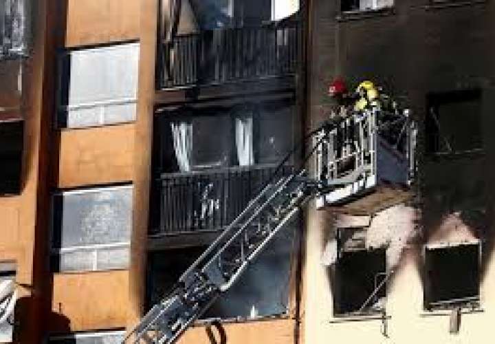 Tres muertos y 29 heridos en incendio en un edificio de viviendas
