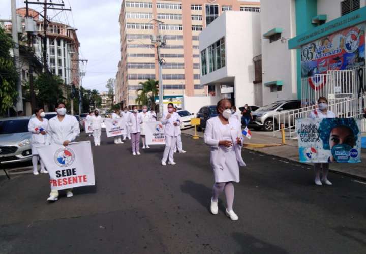 Enfermeras marchan hacia la Presidencia en busca de respuestas  [Video]