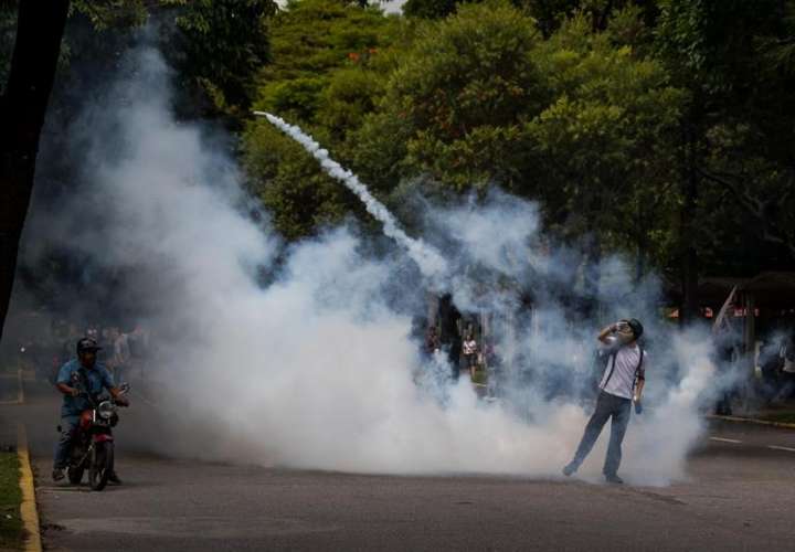 Vista de los enfrentamientos entre la Policía Nacional Bolivariana (PNB) y estudiantes universitarios en Caracas (Venezuela). EFEArchivo