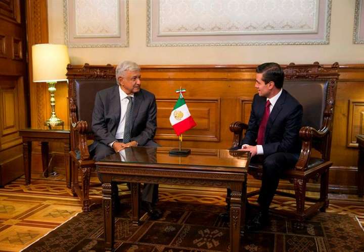 El mandatario mexicano, Enrique Peña Nieto (d), durante una reunión con el próximo presidente de México, Andrés Manuel López Obrador (i), en el Palacio Nacional. Foto: EFE